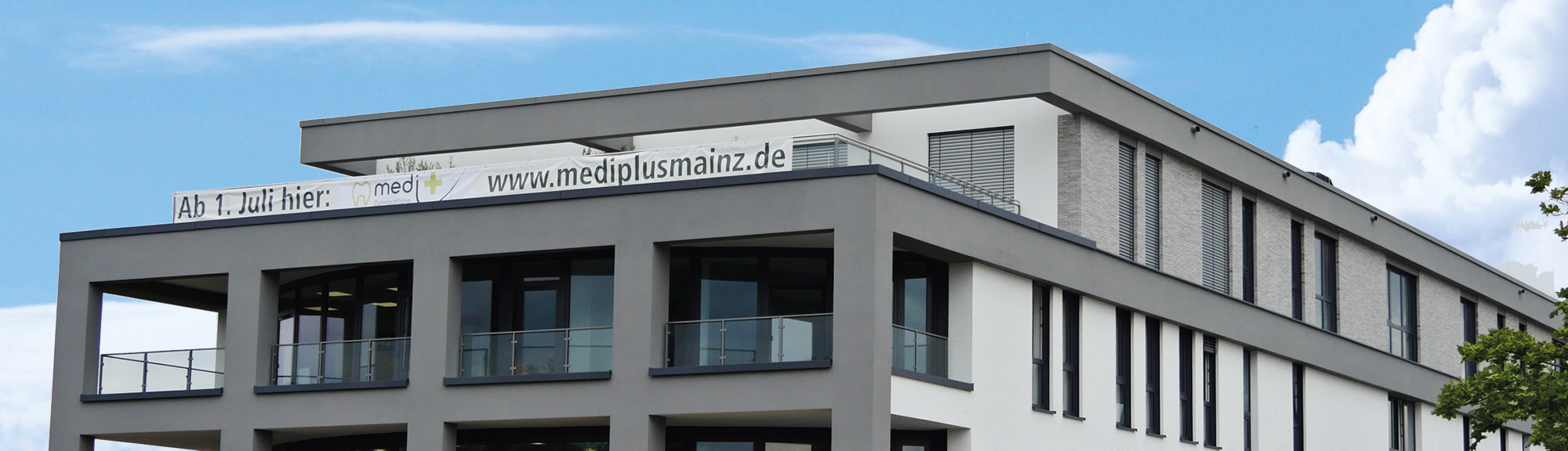 medi plus zahnärztliche Praxisklinik Banner Medi+ Praxisklinik in