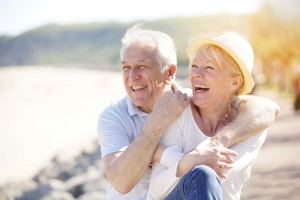 Paar lachend, schöne Zähne - medi+ in Mainz - Foto: goodluz-shutterstock.com