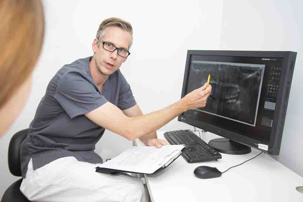 Zahnarzt und MKGChirurg Dr. Tasso von Haussen während einer Beratung