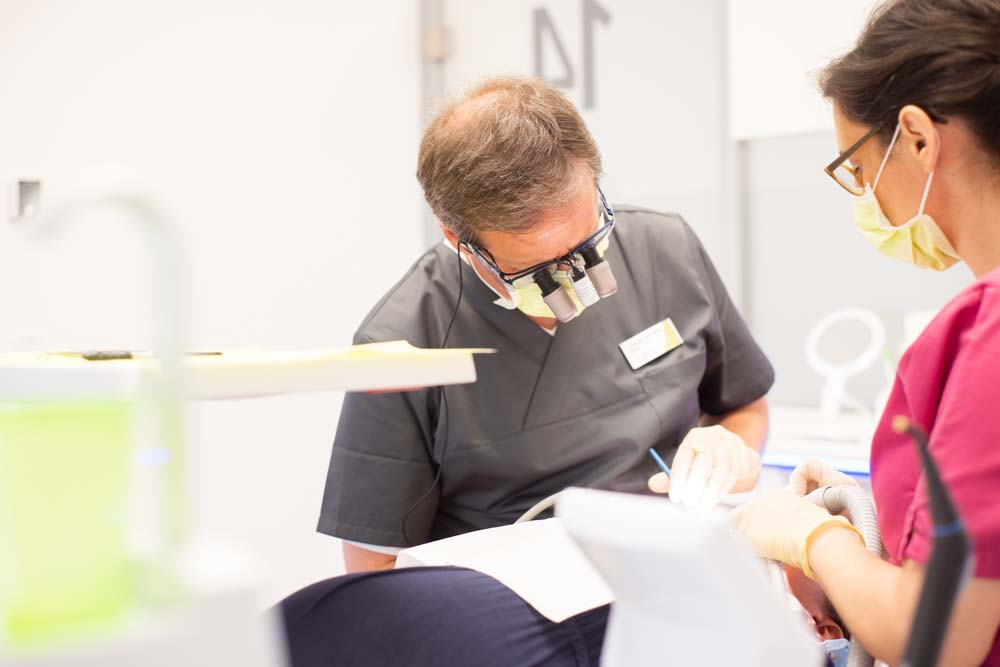 Zahnarzt Prof. Dr. Ernst bei einer Behandlung - medi+ - Foto: Jonas Otte, artefont.de