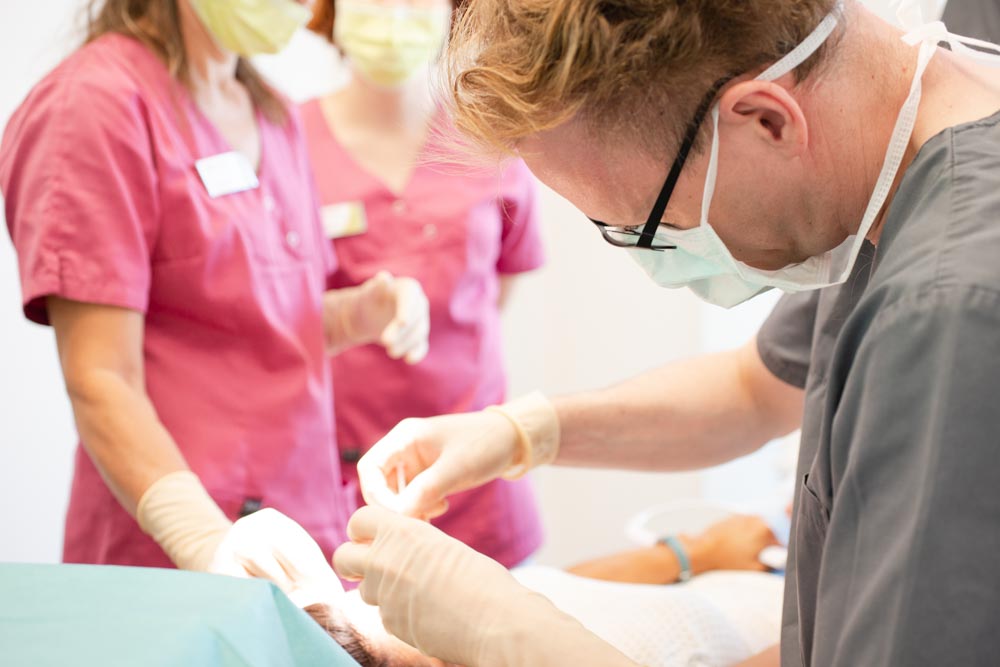 Zahnarzt und MKG-Chirurg Prof. Dr. Dr. Christian Walter bei einer Behandlung im medi+ in Mainz