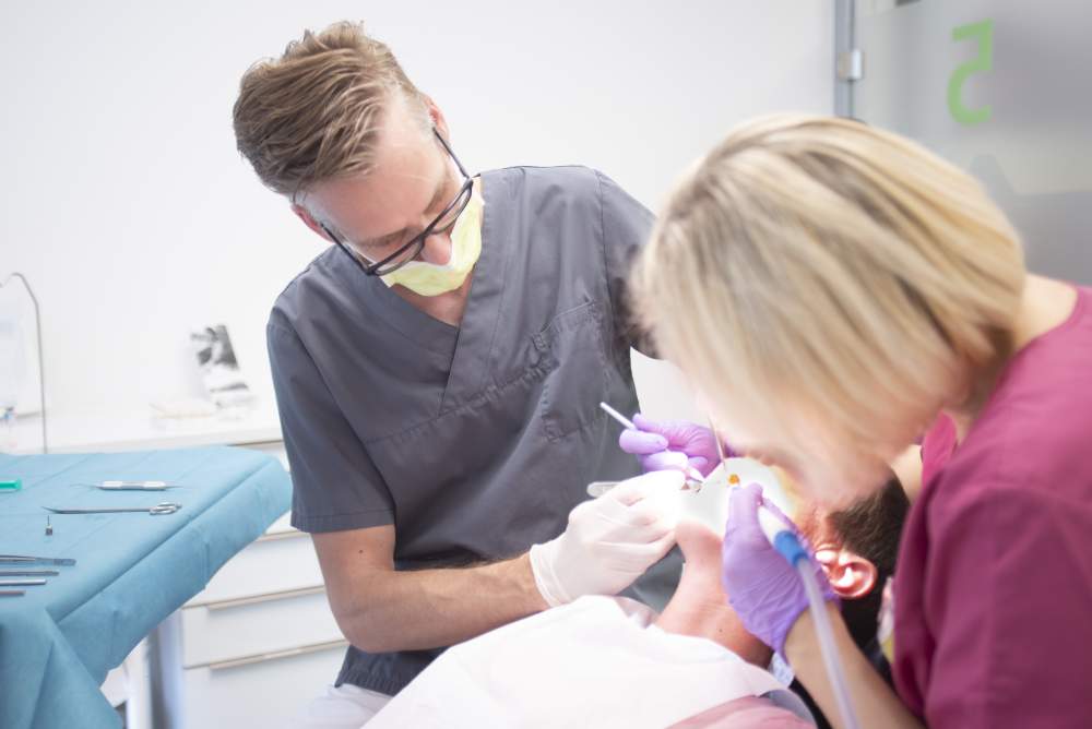 Zahnarzt und Oralchirurg Dr. Tasso von Haussen in einer Behandlung - medi+