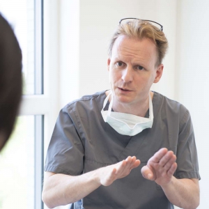 Prof. Dr. Dr. Walter in einer Beratung - medi+