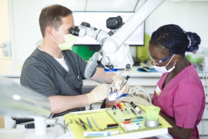 Endontologe Dr. Andreas Sebus bei der Arbeit mit Mikroskop - medi+