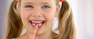 lächelndes Mädchen mit Zahnlücke - medi+ Praxisklinik - Foto: Nina Buday-shutterstock.com